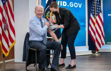 Joe Biden se aplica cuarta dosis de vacuna contra COVID-19