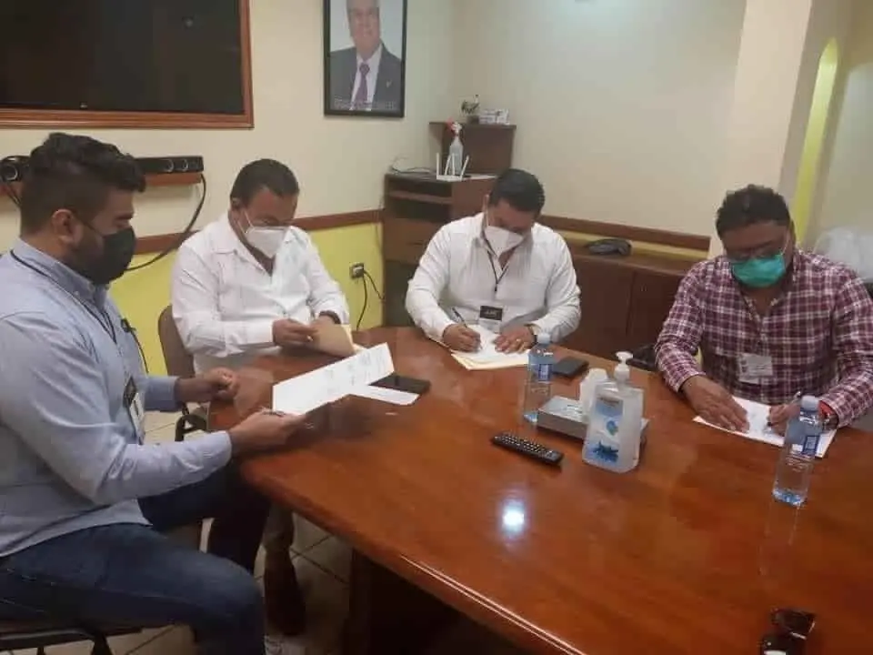 Firman convenio con comercializadora de autos para beneficio de los obreros