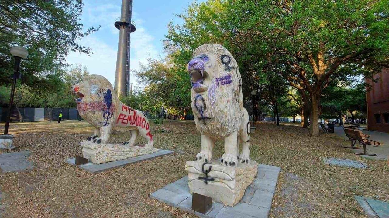 Aparecen leones con pintas feministas en Fundidora