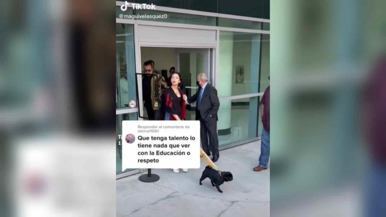 Llaman arrogante a Ángela Aguilar por su actitud con adulto mayor