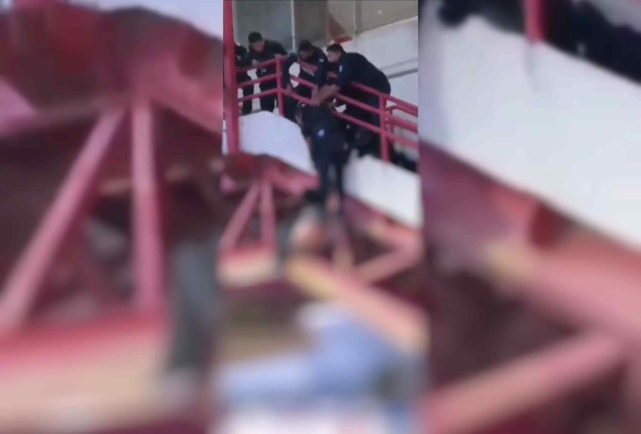 Intenta policía salvar a sujeto; se tira de estación del Metro