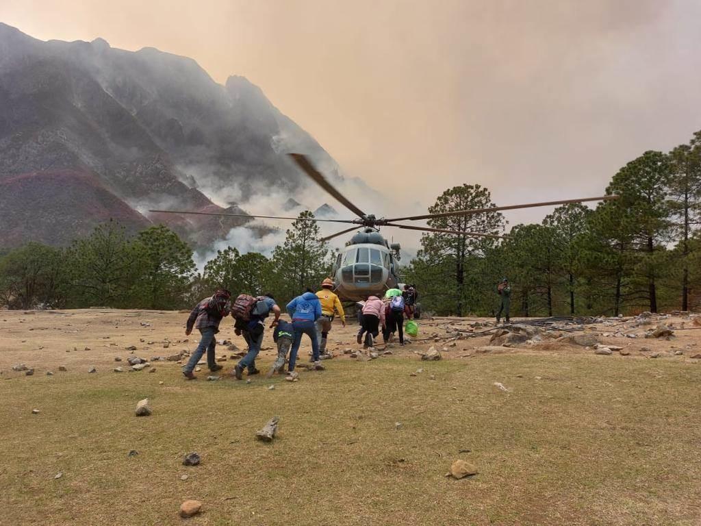 Evacua Ejército mexicano a habitantes de La Camotera por incendio forestal