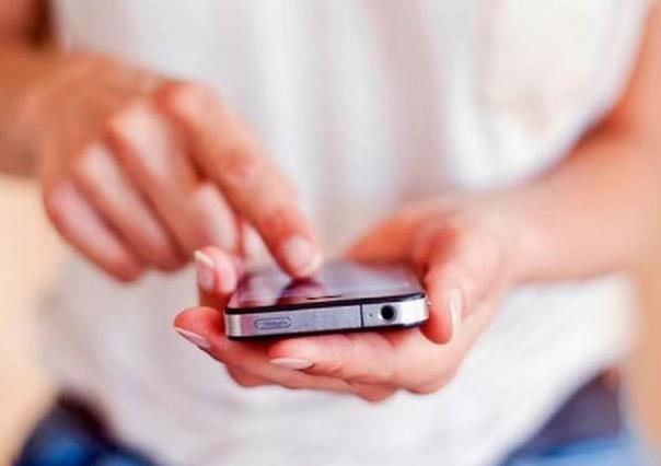 Novia tóxica agrede a su novio atropellado y le exige clave del celular