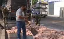 Tira tráiler cargamento de vísceras de res en la CDMX