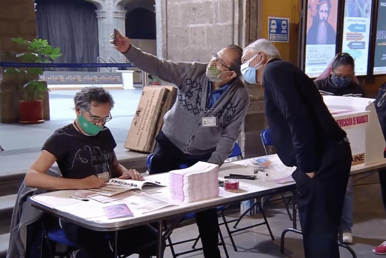 ¡Primero la foto y luego el voto! Funcionarios de INE piden recuerdito