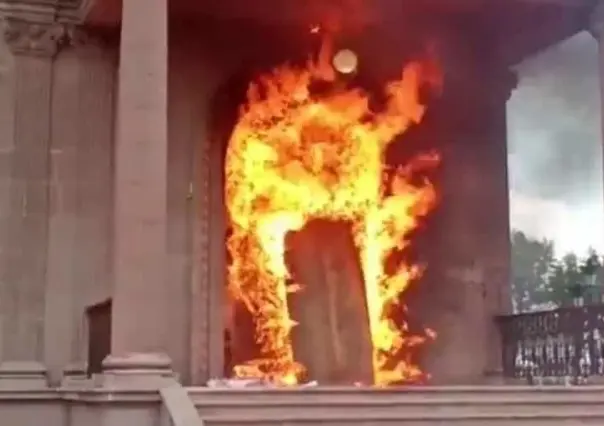 Protestan mujeres en Palacio de Gobierno de Nuevo León; incendian puerta