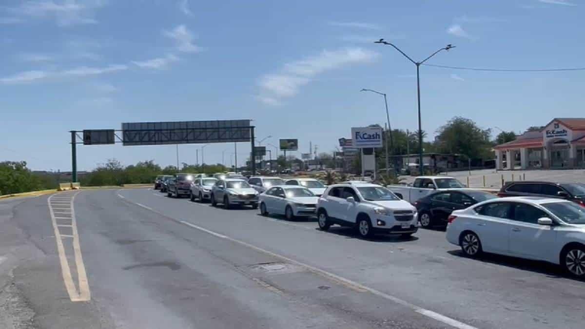 Abarrotan regios el puente 2 de Nuevo Laredo