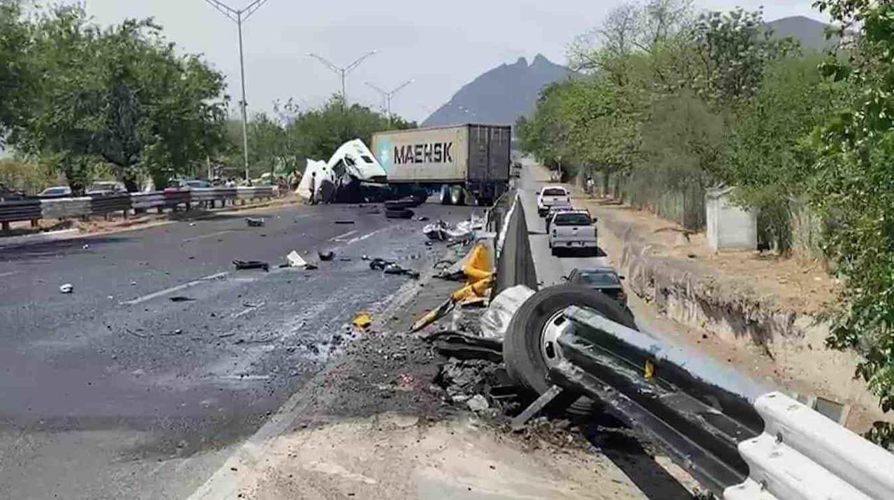 Choque de tráiler colapsa vialidad en la carretera Nacional