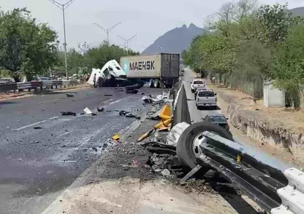 Choque de tráiler colapsa vialidad en la carretera Nacional