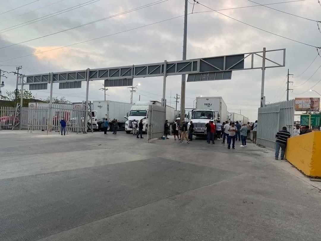 Traileros bloquean puente Reynosa-Pharr