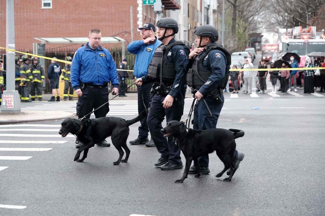 Nueva York busca al hombre que abrió fuego en el metro y dejó 16 heridos