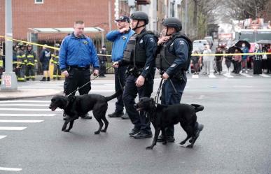 Nueva York busca al hombre que abrió fuego en el metro y dejó 16 heridos