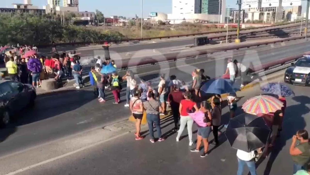 ¡En hora pico! Bloquean vecinos de la Indepe avenida Morones Prieto