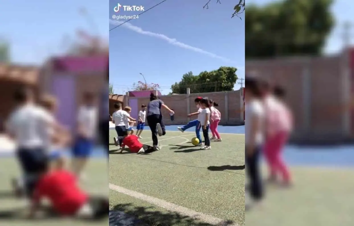 ¿Al balón o a la maestra?