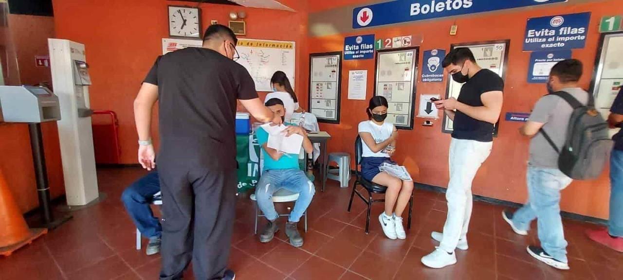 Vacunan contra COVID-19 en estación Patios y Talleres de Metrorrey