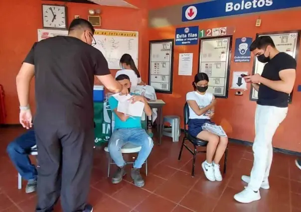 Vacunan contra COVID-19 en estación Patios y Talleres de Metrorrey