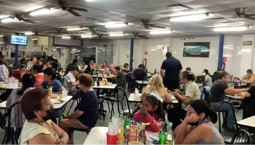 Regios abarrotan pescaderías por Jueves Santo