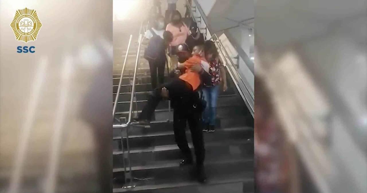 ¡Más elementos así! Apoya policía a joven a subir al metro