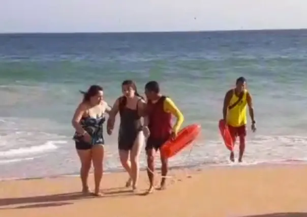 Se lleva mar de fondo a 5 turistas en Acapulco; logran sacarlos con vida