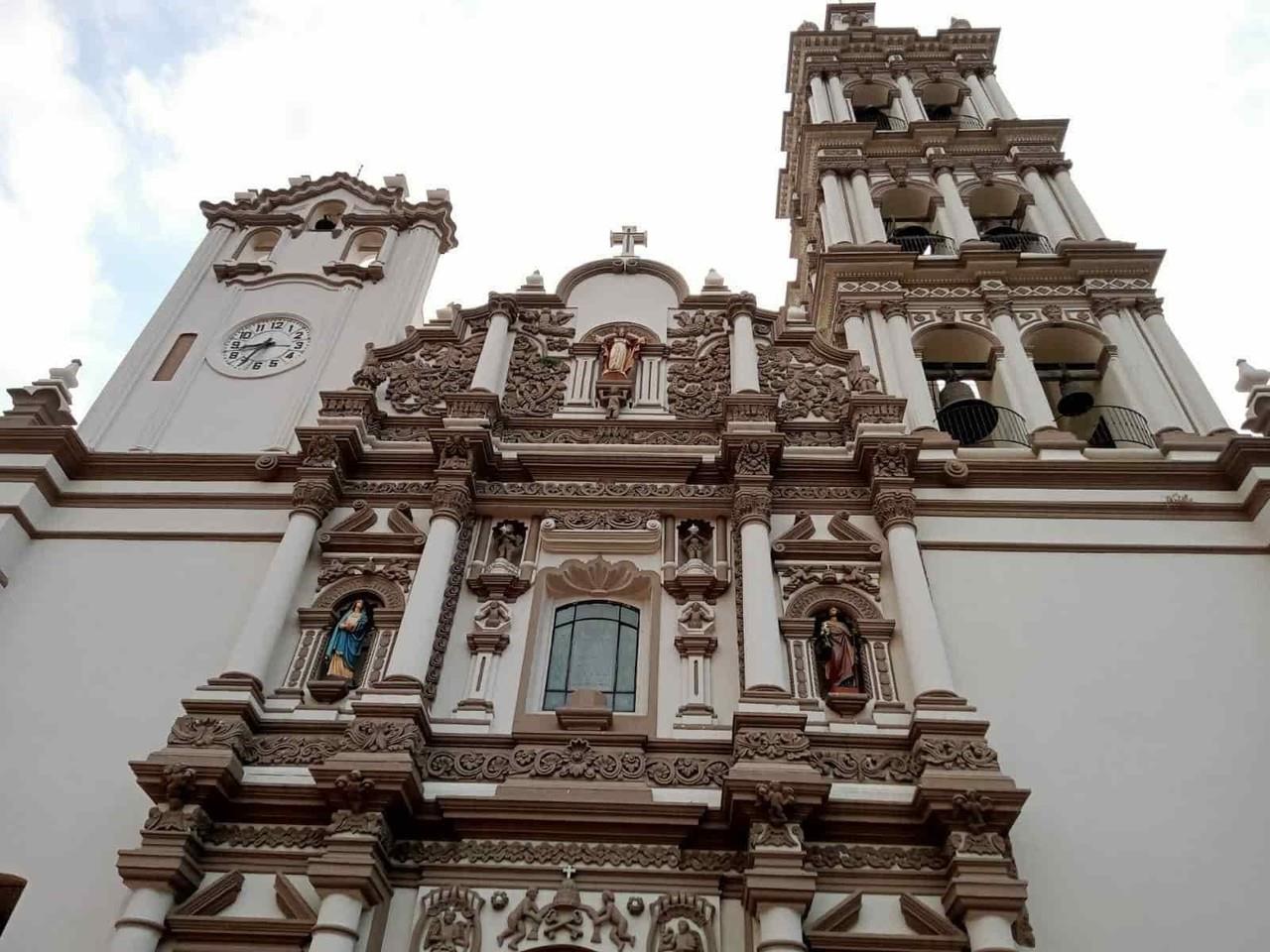 Visitan feligreses los Siete Templos