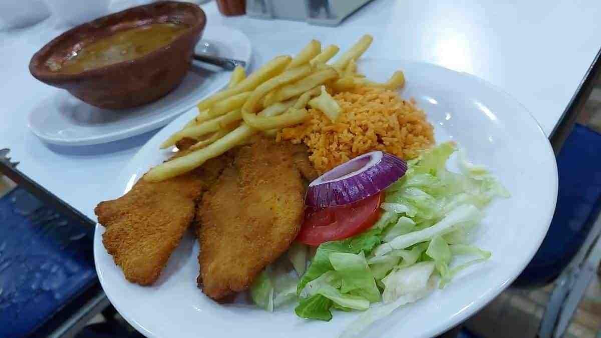Disfrutan regios de comida de Cuaresma