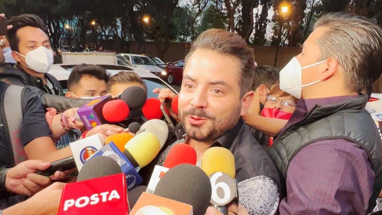 Responde José Eduardo Derbez a las críticas por trabajar con su papá