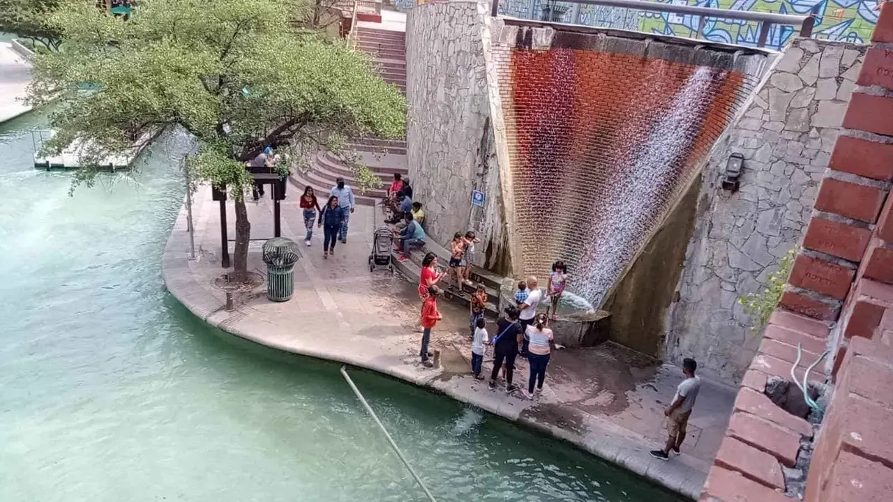 Disfrutan turistas y regios del Paseo Santa Lucía