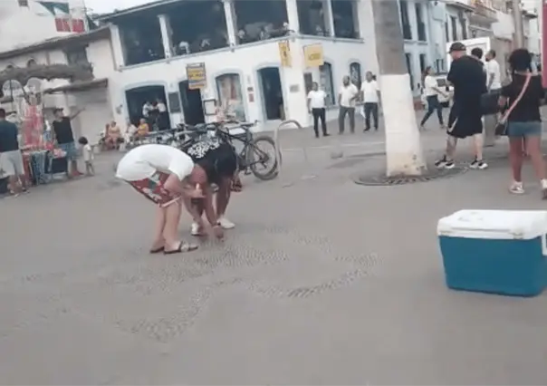 Se les caen cervezas a turistas  y los regresan a recoger vidrios