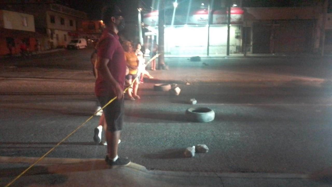 Vecinos de Santa Catarina bloquean carretera por falta de luz