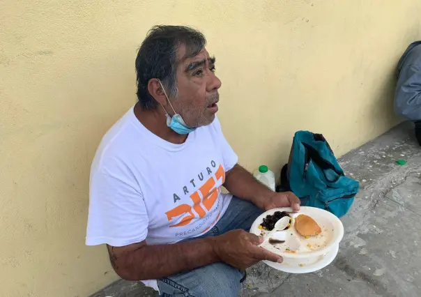 Comen en la banqueta porque ya no los reciben en comedor comunitario