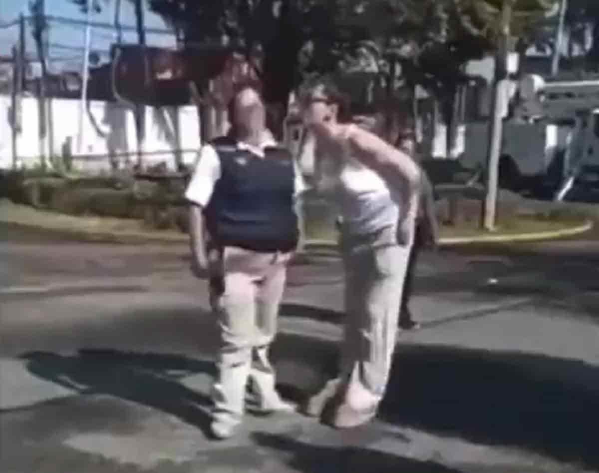 Mujer escupe en la cara a guardia de seguridad; la llaman Lady Escupitajo