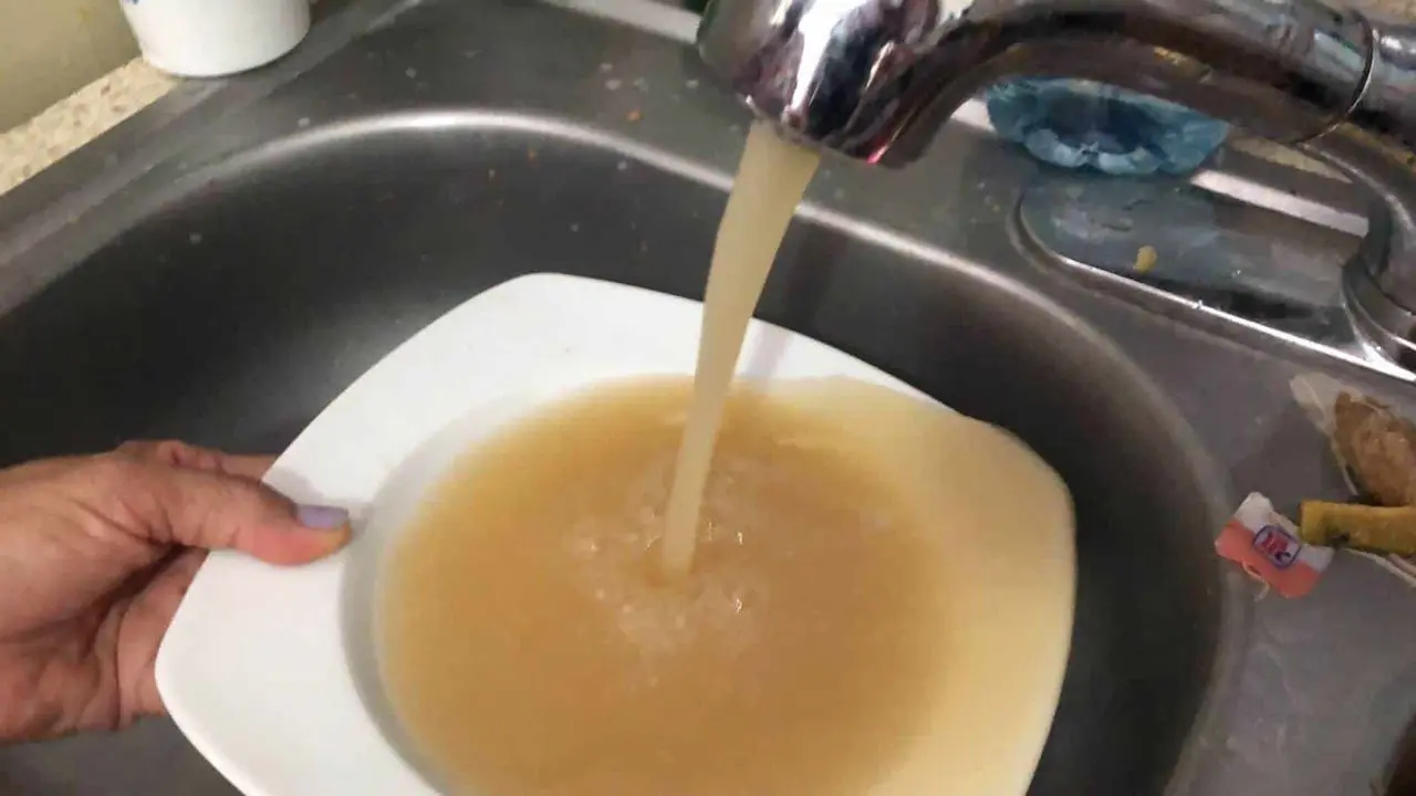Reportan vecinos del Sur de Monterrey salida de agua sucia