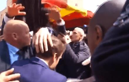 ¡A tomatazos! Así recibieron al presidente Macron en mercado de Francia