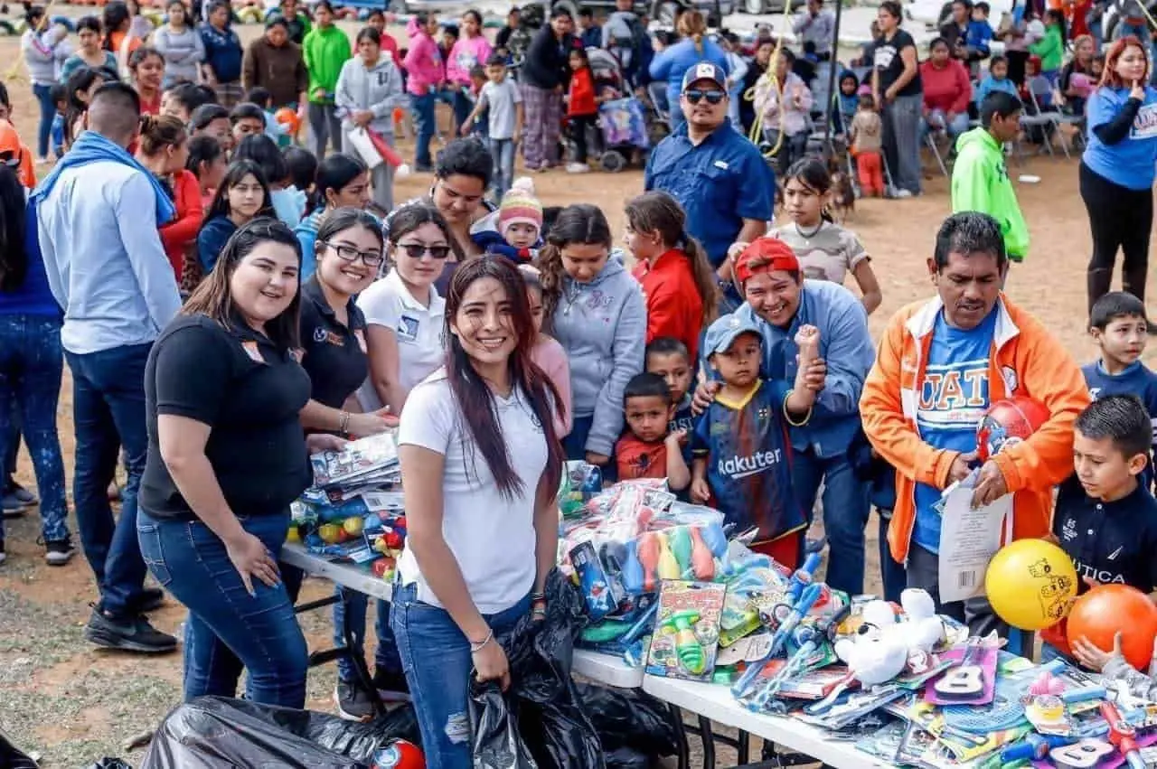 Se organizan estudiantes para entregar juguetes por Día del Niño