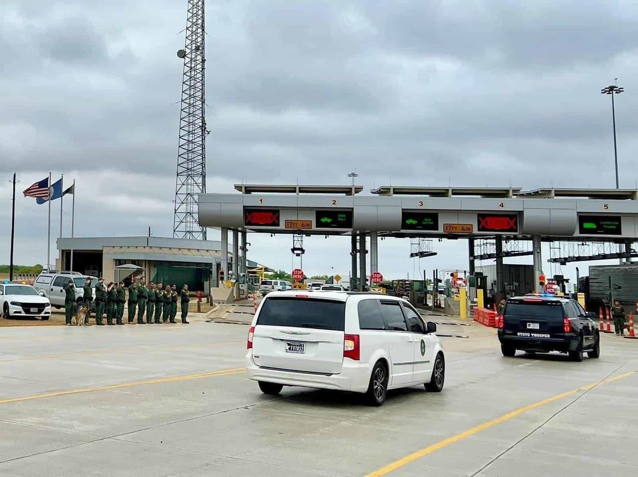 Realizan guardia durante paso de soldado muerto por salvar a migrantes