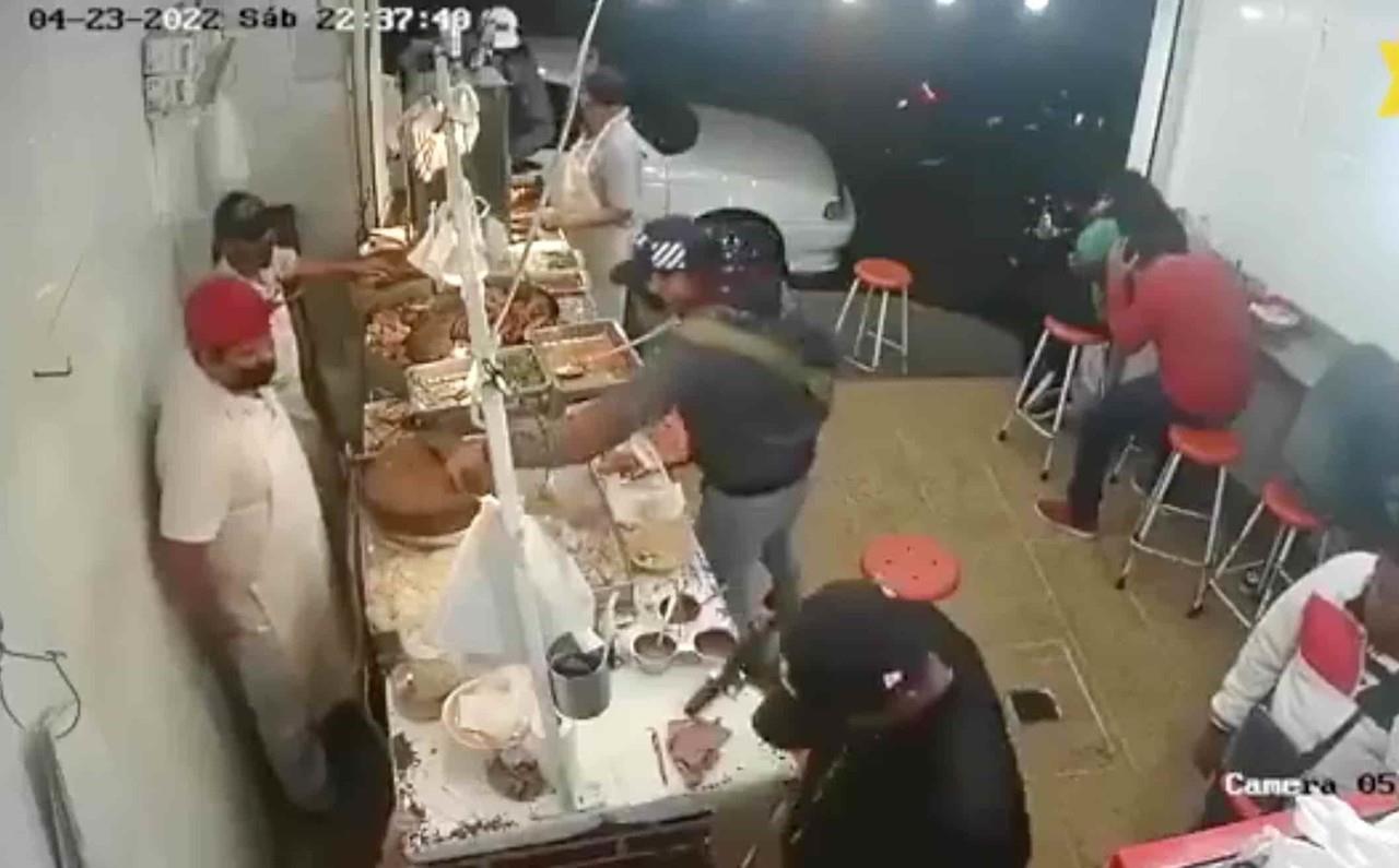 ¡Así quedó grabado el asalto a una taquería!
