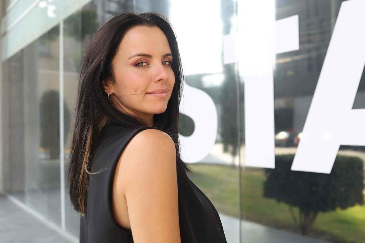 Denisse Faro le dá un giro a su música con Cambio de ruta