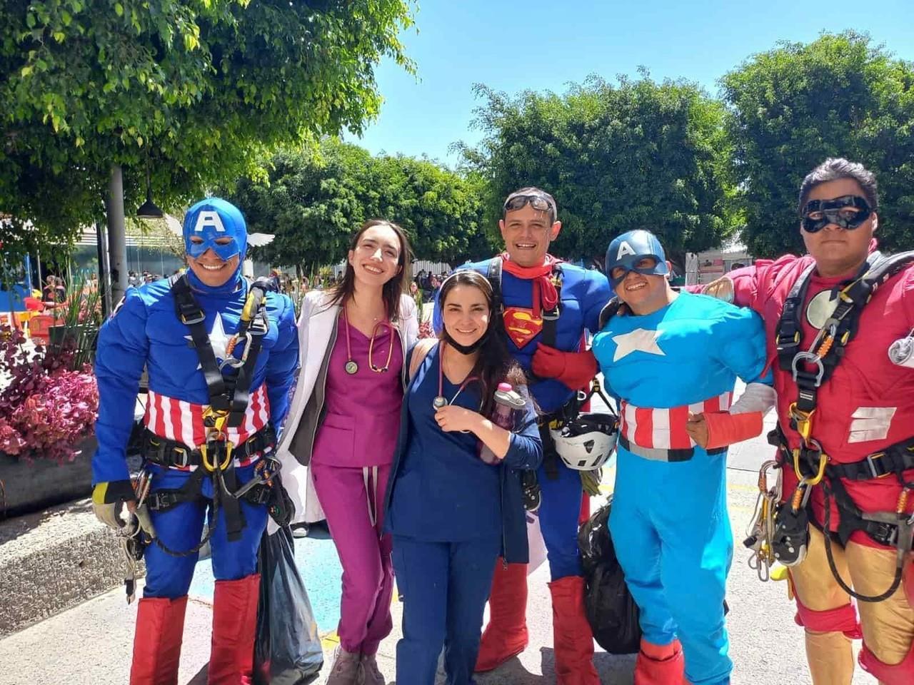 VIDEO: Bomberos festejan como superhéroes el Día del Niño