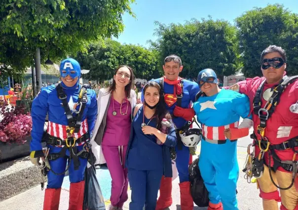 VIDEO: Bomberos festejan como superhéroes el Día del Niño