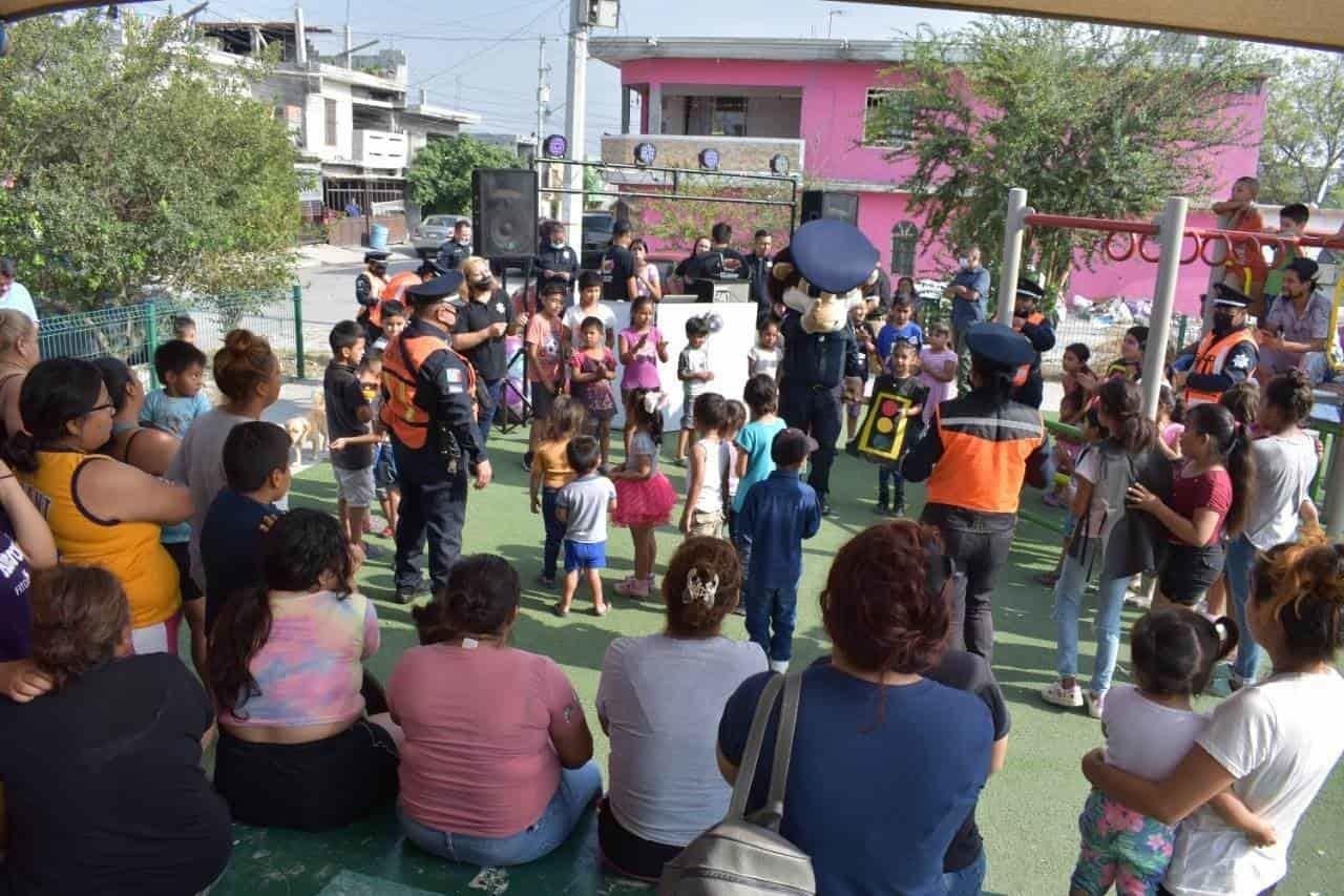 Oficiales de Tránsito de Monterrey festejan a niños regios en su día