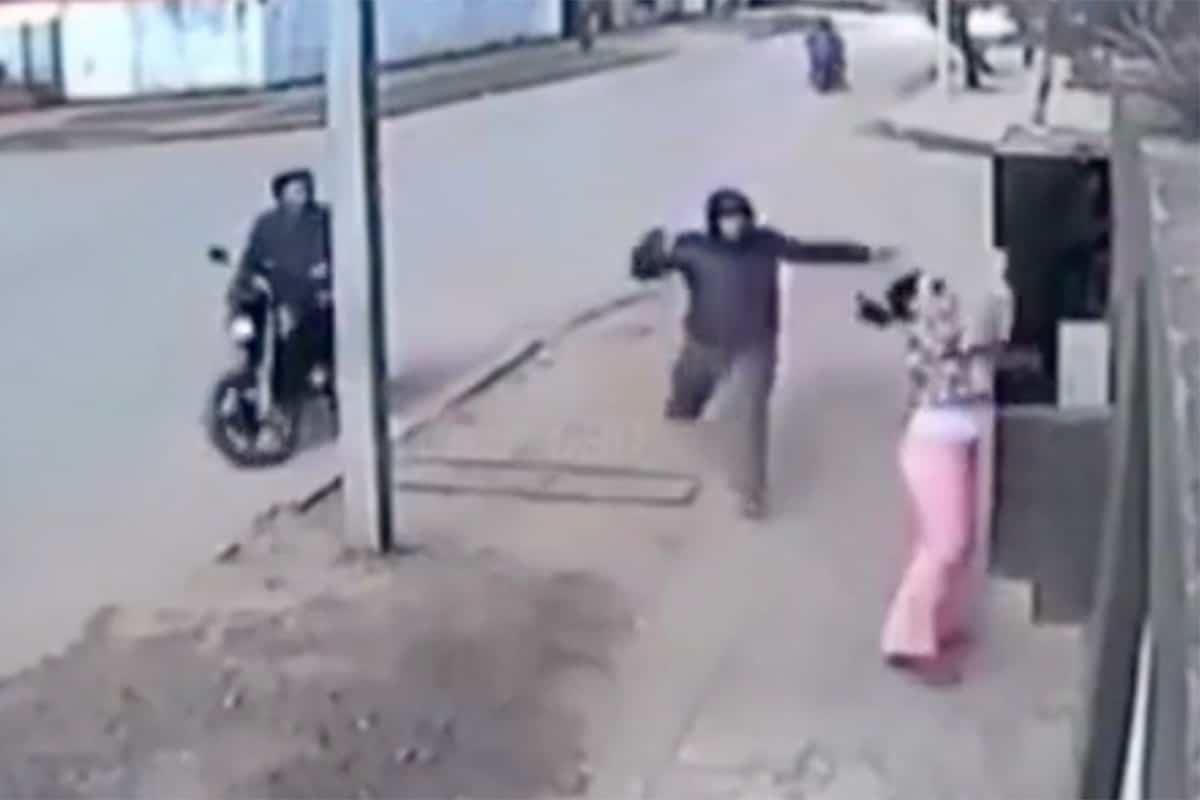 VIDEO: Mujer evita ser asaltada y lanza su bolso sobre una pared