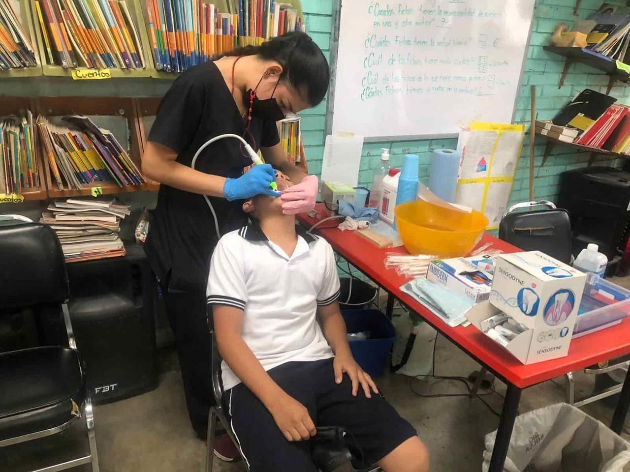 Realiza Perla Villarreal brigada dental en Primaria Pablo Livas