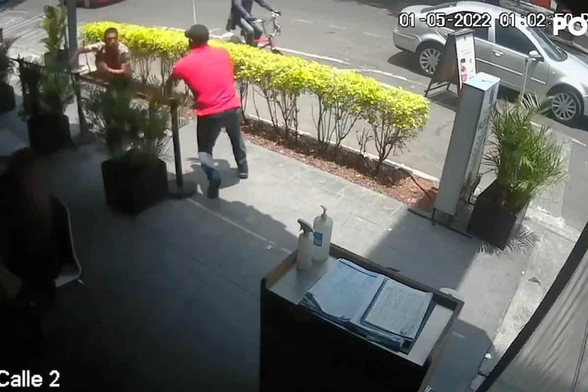¡Sin razones! Centroamericano ataca a joven cuando comía en CDMX