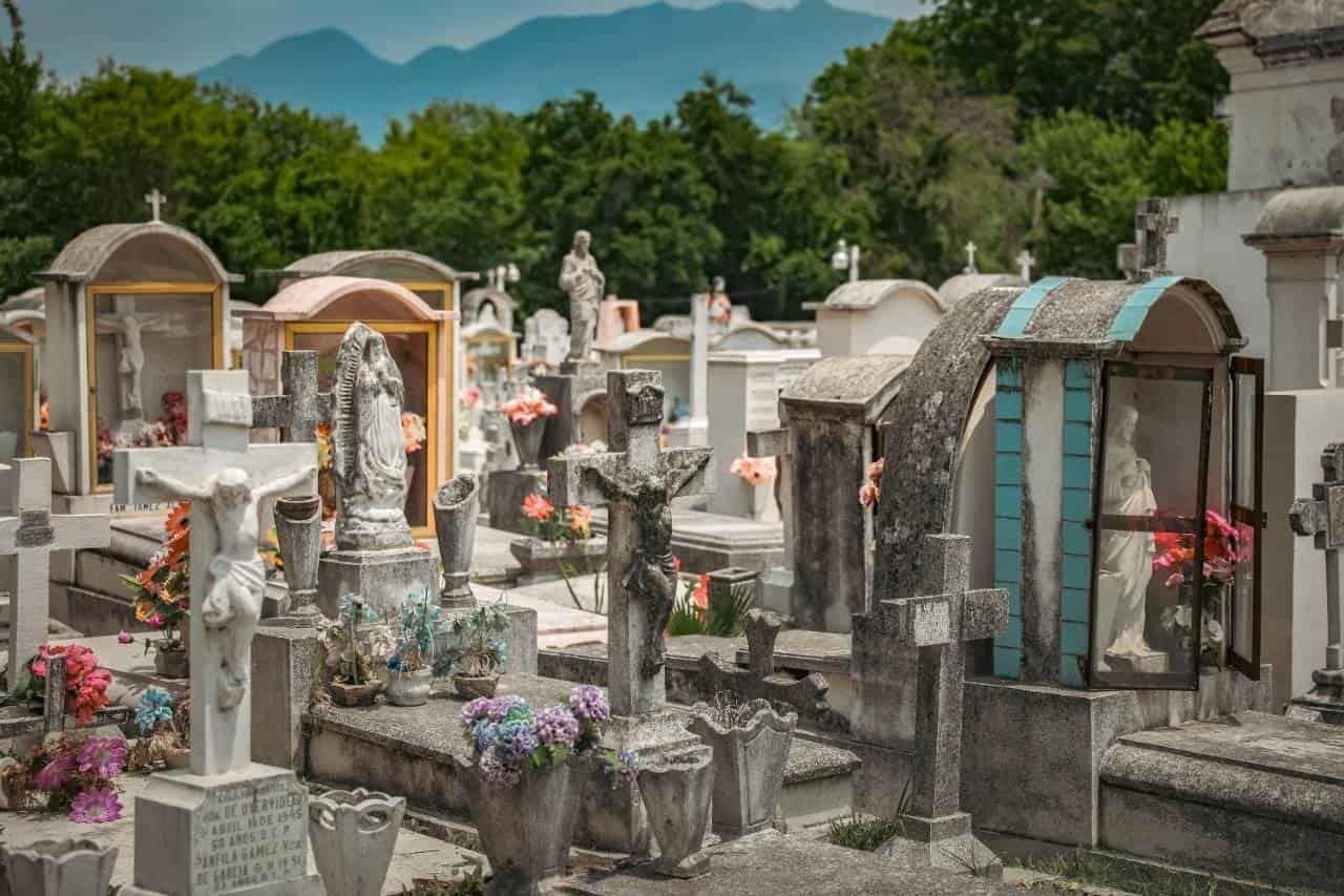 Supervisa David de la Peña panteones de Santiago