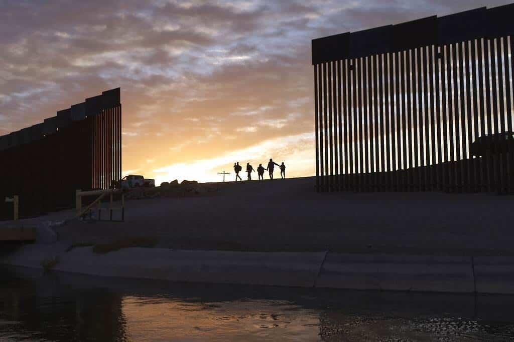 Encuentran a 100 migrantes en camión en Texas