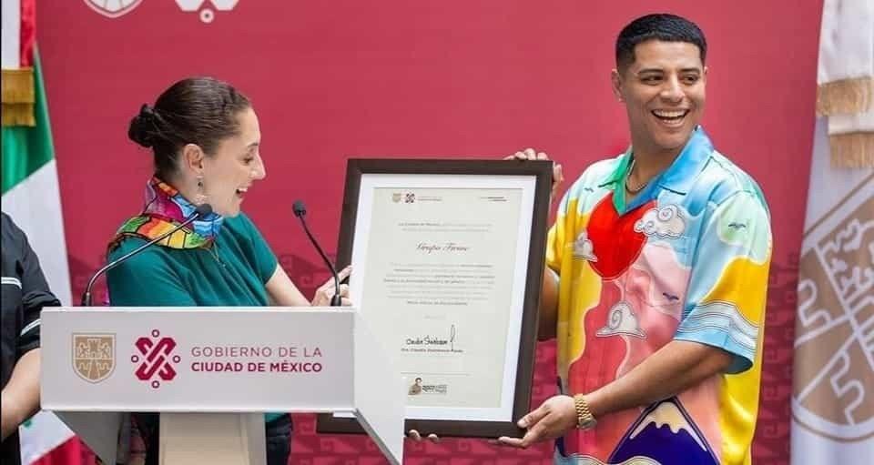 Entregan llaves de la Ciudad de México al Grupo Firme
