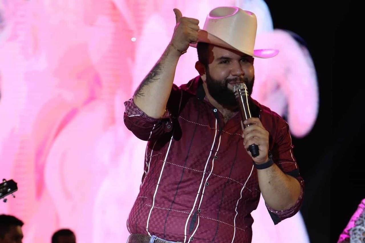 Entona Carín León el himno nacional mexicano en pelea del Canelo Álvarez