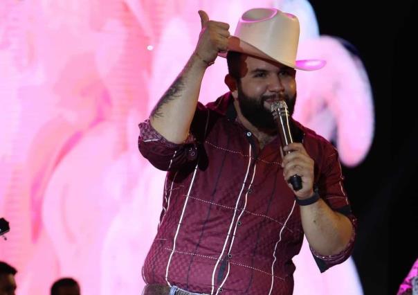 Entona Carín León el himno nacional mexicano en pelea del Canelo Álvarez