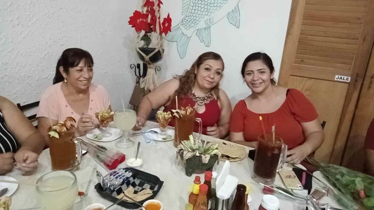 Llevan a comer a las reinas del hogar