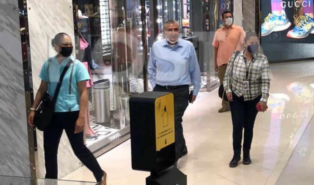 Captan al secretario de Gobernación de shopping en San Pedro Garza García